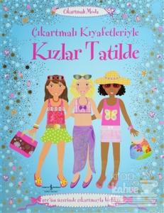 Çıkartmalı Kıyafetleriyle Kızlar Tatilde