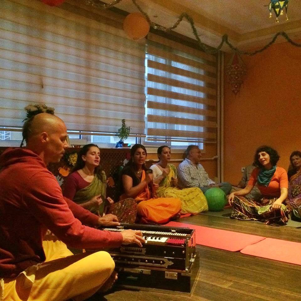 Şirmad Bhagavatam Sınıfı ve Kirtan Yoga Şri Ram