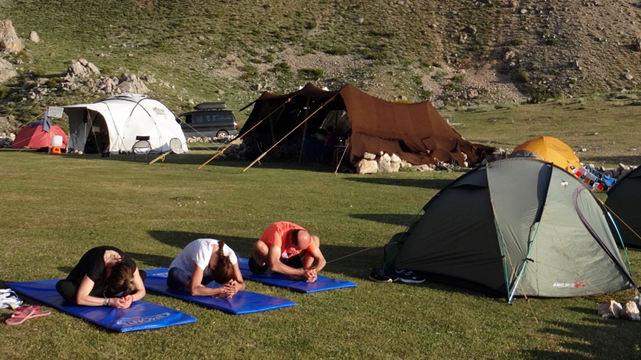Görkemli Dağlar Arasında Yoga Kampı