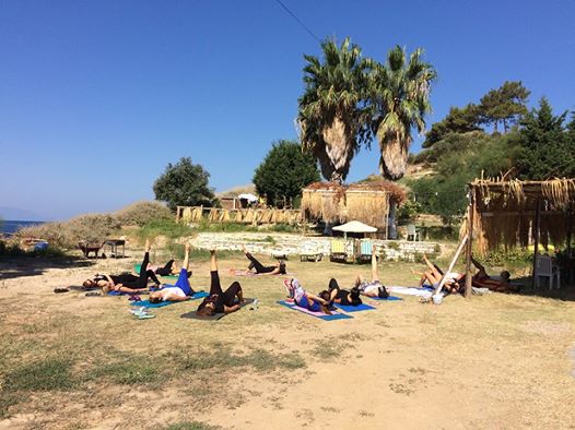 Asiye Sunar ve Meltem Sırtı ile Deniz Kenarında Ücretsiz Yoga, Pilates, 5 Çayı Buluşması